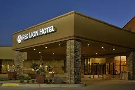 Evening photo of the Red Lion Hotel in Lewiston Idaho